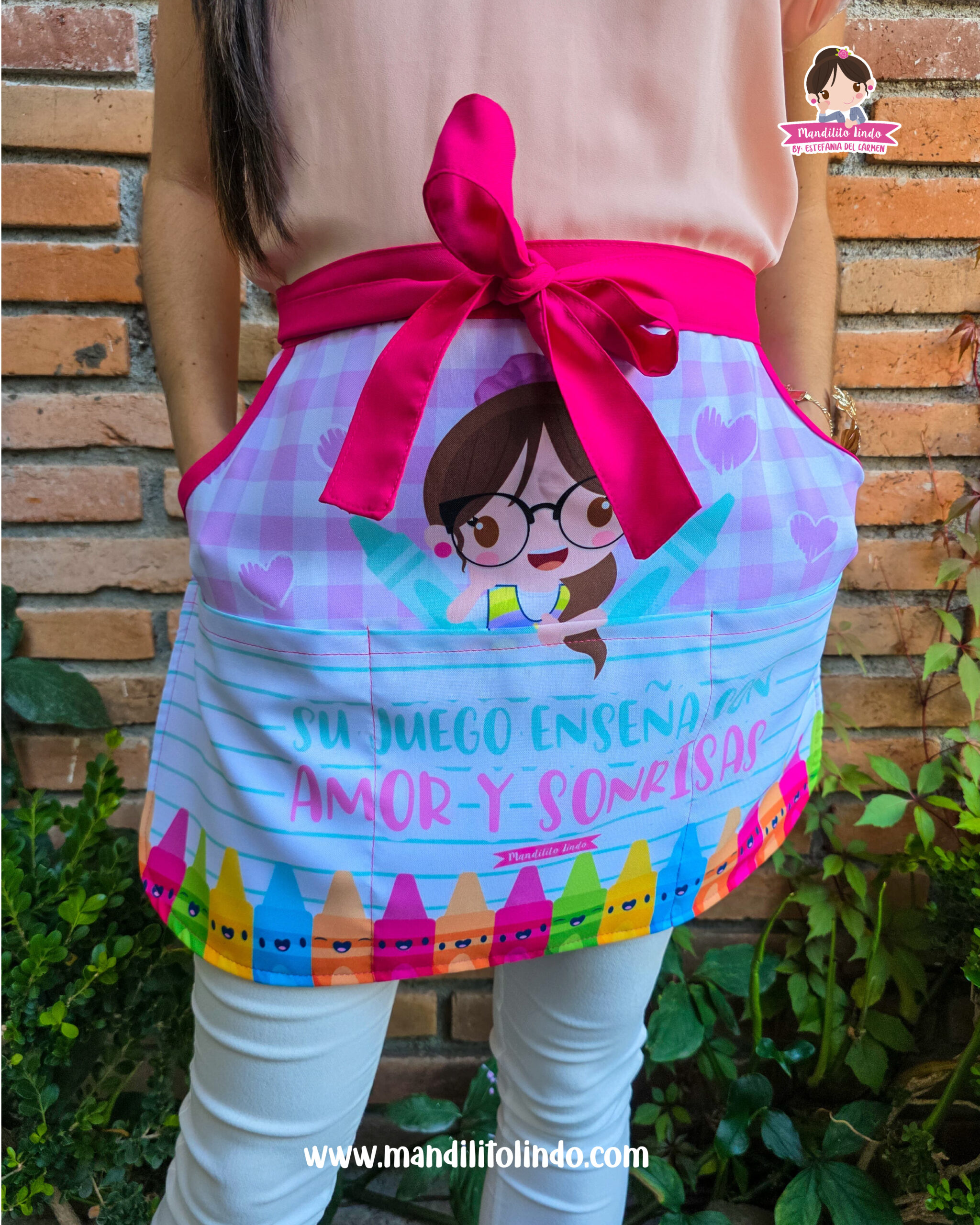 Medio Mandil- Educadora, su juego enseña con amor y sonrisas/ rosa